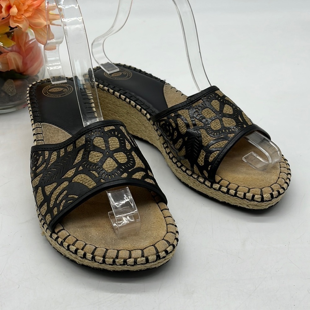 Nurture Black Leather Slip On Slide Sandals Size 9. BSN2748D